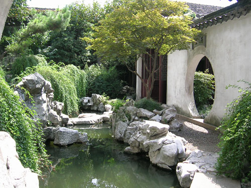 耦园园景：湖石假山、月洞门与水池