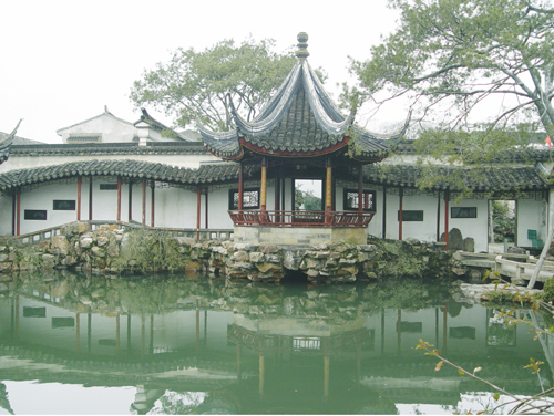 狮子林园景：水池、亭台与环绕回廊