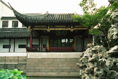 拙政园园景：水岸厅堂建筑与湖石假山